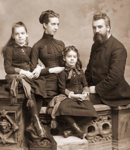 Porträtt av Alexander Graham Bell, hans fru Mabel Gardiner Hubbard och deras döttrar Elsie och Marian ca 1885rn